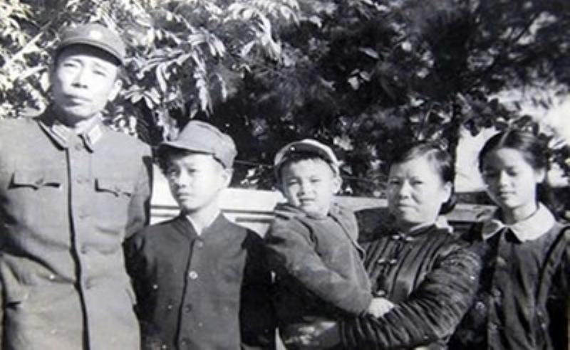 Anh mo ve ky uc hoi quang phan chieu doi nguoi nguoi gia